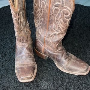 Size 8 women’s Shyanne original leather boots.
